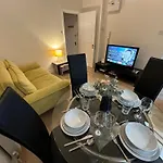 1-Bedroom Flat With Small Garden & Paid Parking In Finsbury Park, Highbury