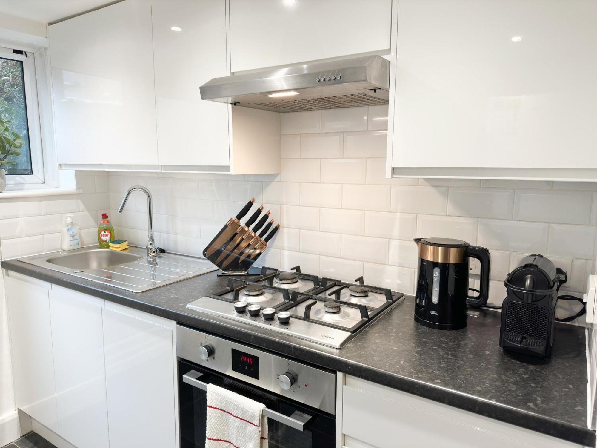 1-bedroom Flat With Small Garden & Paid Parking In Finsbury Park, Highbury *